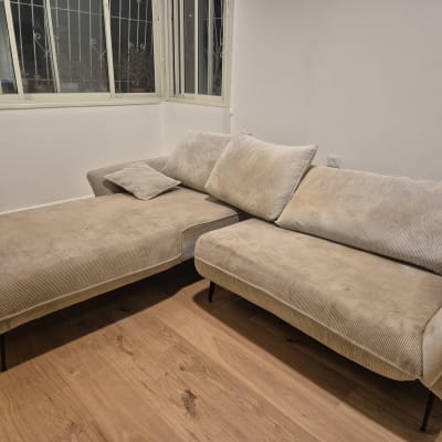 ספה עם כתמים על ריפוד בד בהיר