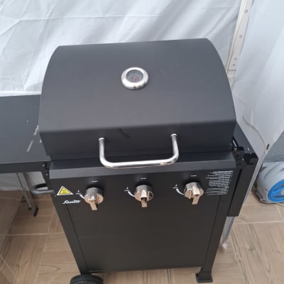 גריל גז שחור עם מד טמפרטורה וידיות כסופות