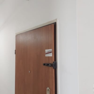 דלת עץ עם מנעול ובריח מתכת