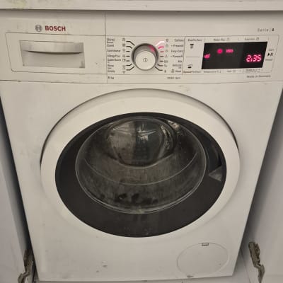 מכונת כביסה בוש עם לוח בקרה ותצוגה דיגיטלית