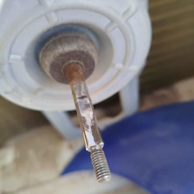 חלק מתכת של מזגן עם בורג חלוד