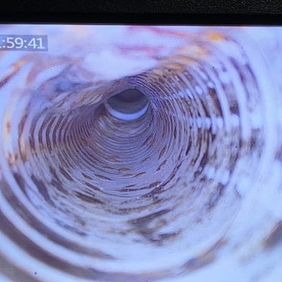 צילום מסך של צינור מבפנים עם כפתורים למטה