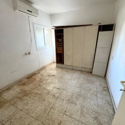 חדר ריק עם ארון ומזגן על הקיר