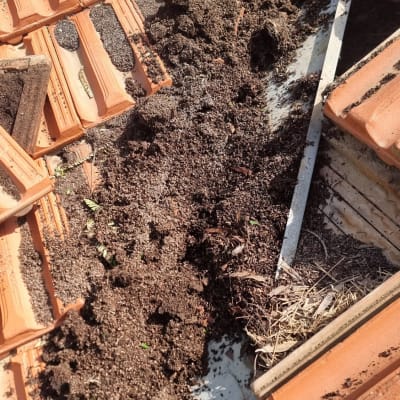 רעפים עם אדמה על גג, חלקי מתכת גלויים