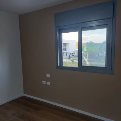 קיר צבוע בצבע חום עם חלון גדול