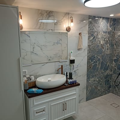 חדר אמבטיה משופץ עם כיור עגול וברזים מודרניים