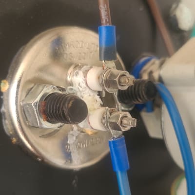 חיבורים חשמליים על דוד שמש עם כבלים כחולים