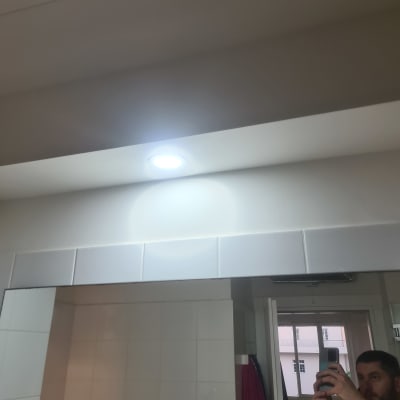 תאורה שקועה בתקרה מעל מראה בחדר אמבטיה