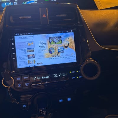 מערכת מולטימדיה ברכב עם מסך מגע ותצוגה