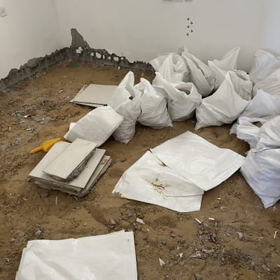 שקיות וחומרי בנייה בחדר בשיפוץ