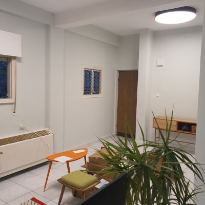 חדר עם קירות צבועים בצבע בהיר