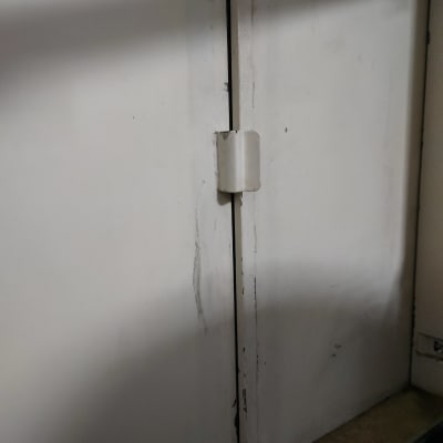 חיבור מתכת לבן על מסגרת דלת מתכתית