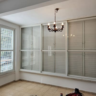 תריסים סגורים עם כלים על הרצפה