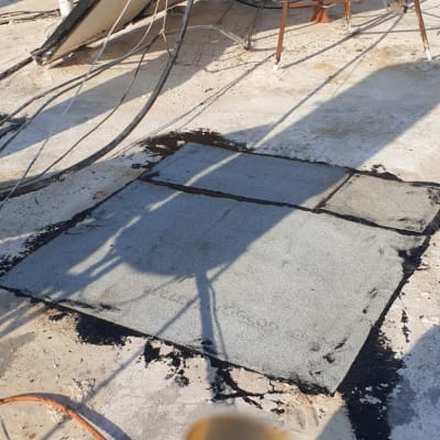 גג עם יריעות איטום שחורות ואפורות