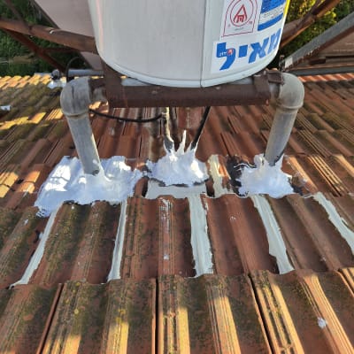 איטום גג עם חומר לבן סביב דוד שמש