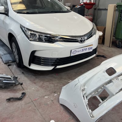 רכב לבן בתיקון עם פגוש ופנס מנותקים