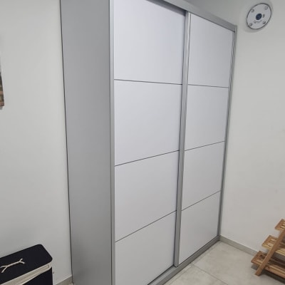 ארון בגדים עם דלתות הזזה בחדר ריק