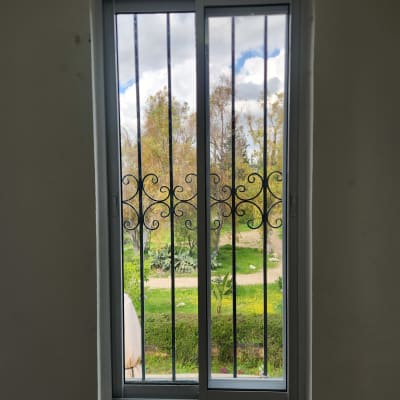 חלון אלומיניום עם סורגים נוף חיצוני