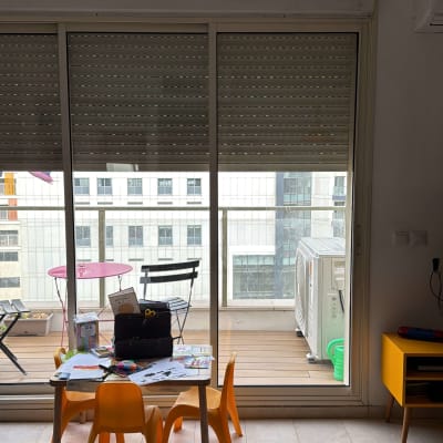 תריסים סגורים עם שולחן וכיסאות ילדים בחדר פנימי