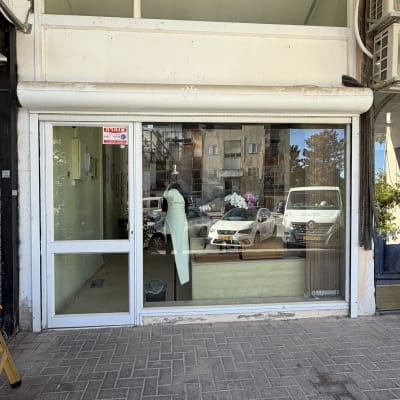 חזית חנות עם חלון זכוכית ודלת סגורה