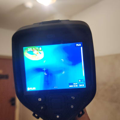 מד חום תרמי מציג אזור חם בתקרה