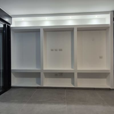 מדף גבס עם תאורה מובנית בחדר ריק