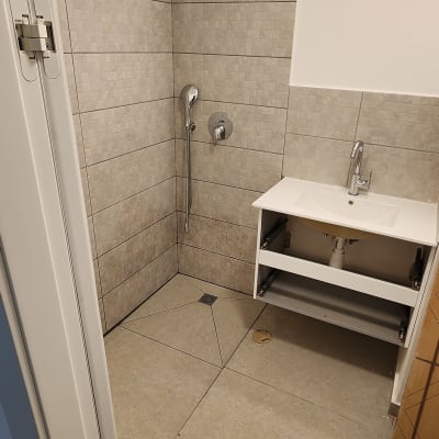 מקלחת עם ראש טוש, כיור וברז מותקן