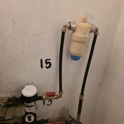 מערכת צנרת עם מסנן ומד מים על קיר