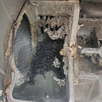 חלק פנימי של מכשיר עם לכלוך והצטברות חומרים