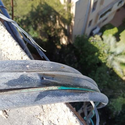 כבלים חשמליים על גג בניין