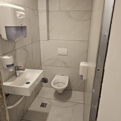 שירותים נקיים עם כיור וסבון