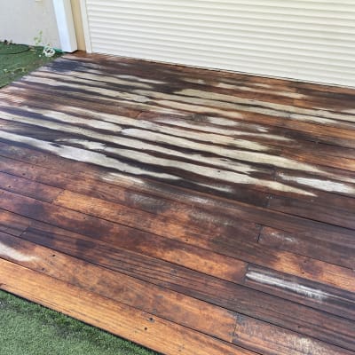 דק עץ עם סימני שחיקה וכתמים כהים