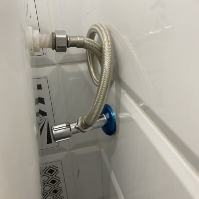 צינור מתכת מחובר לשסתום בקיר