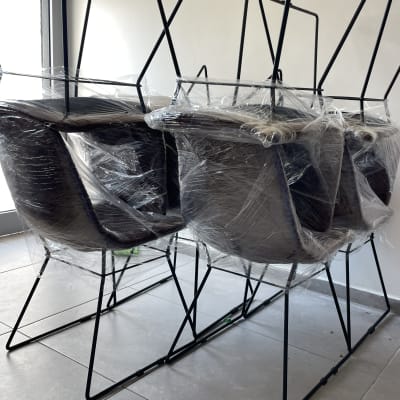 כיסאות ארוזים בניילון למעבר דירה