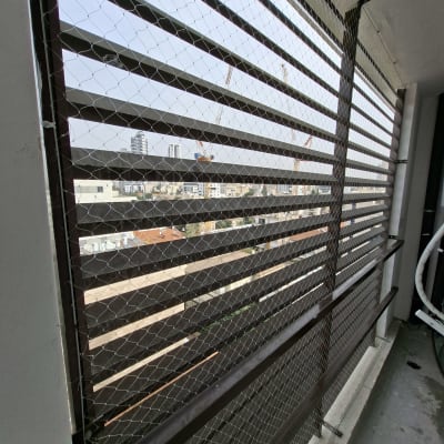 רשת יונים מותקנת על מרפסת בבניין