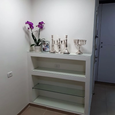 מדף גבס עם חפצי נוי ומתכת