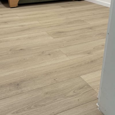 רצפת פרקט עץ בהירה בחדר פנימי