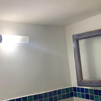 מראה עם מסגרת עץ על קיר לבן