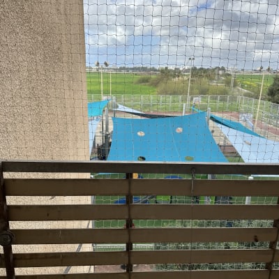 רשת להרחקת יונים במרפסת