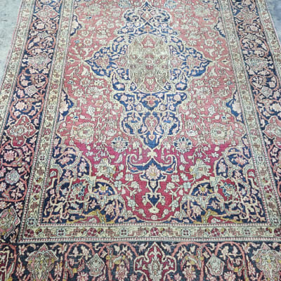 שטיח פרסי מעוצב על רצפה אפורה