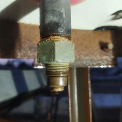 חיבור צינור מתכת עם אטם ורוד