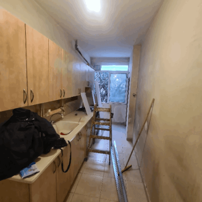 סולם וכלי עבודה במטבח במהלך שיפוץ