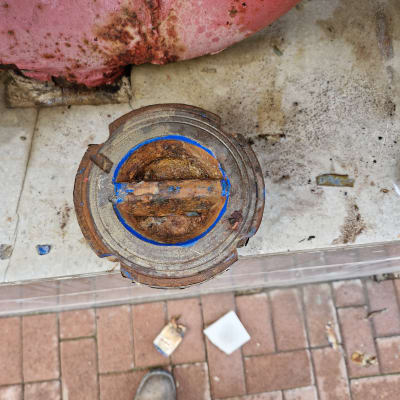 צינור חלוד עם מכסה מתכת ישן
