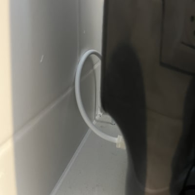 צינור מים ליד קיר אריחים לבנים