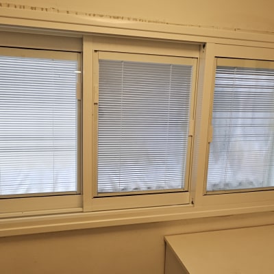 חלון אלומיניום עם תריסים פנימיים