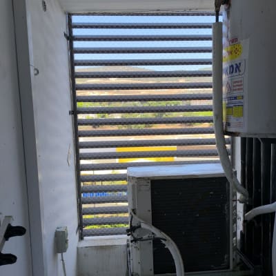 מסתור כביסה עם רשת ומזגן
