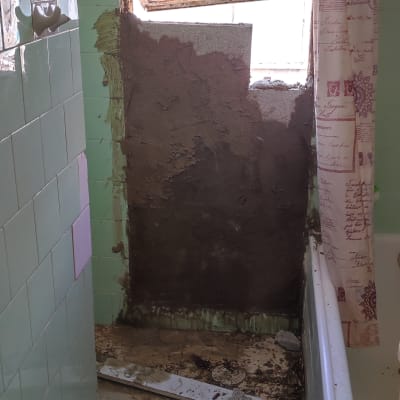 קיר עם טיח טרי ליד חלון פתוח