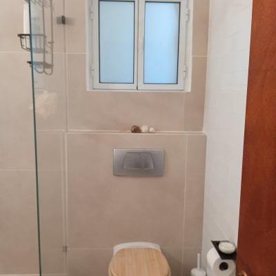 חלון אלומיניום קטן עם מסגרת לבנה