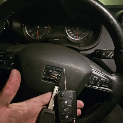 מפתחות רכב על רקע הגה רכב