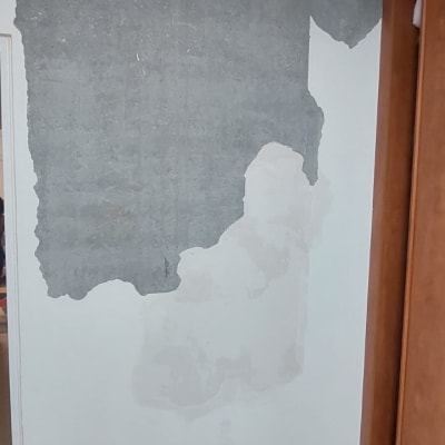 קיר עם טיח מתקלף וחלקים חשופים